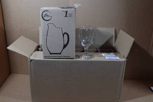 lot 25 image: Crisa Drinkware Set