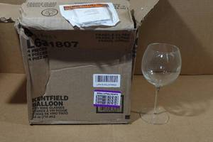 lot 29 image: Libby 4-Piece Red Wine Glasses