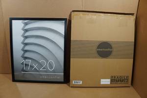 lot 53 image: Picture Frame with Plexiglass - 17x20