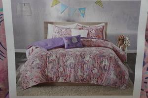 lot 55 image: Urban Habitat Kid Comforter Set - Twin