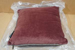 lot 132 image: Magnolia Decorative Throw Pillow - 18x18