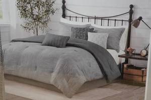 lot 146 image: 7-Piece Comforter Set - Queen