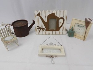 lot 98 image: Midwest Garden Themed Decor Collection