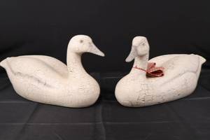 lot 11 image: Set of 2 Crackle-Glaze Terra Cotta Swans - 21 L