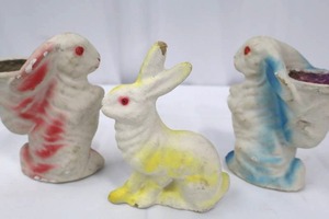 lot 20 image: Vintage 1940s Papier Mache Easter Bunnies