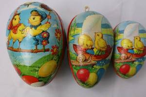 lot 32 image: Vintage Easter Egg Candy Holder Nesting Set of 3 - 1950s German Papier Mache