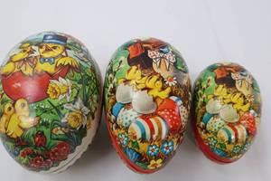 lot 36 image: Vintage West German Papier Mache Easter Eggs