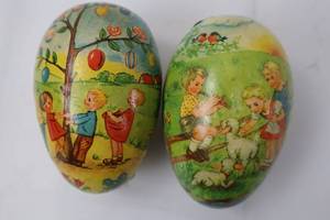 lot 37 image: Vintage West German Vintage Papier Mache Easter Eggs