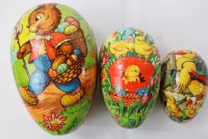 lot 38 image: Vintage West German Paper Mache Easter Eggs Candy Holders