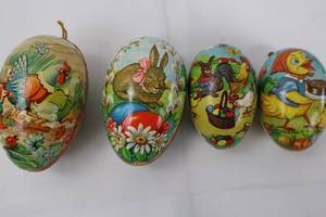 lot 39 image: Vintage West German Paper Mache Easter Eggs Collection