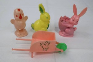 lot 47 image: Vintage 1950s Rosbro Hard Plastic Easter Toys & Candy Containers