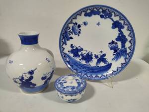 lot 18 image: Japanese Karako Patterned Decor