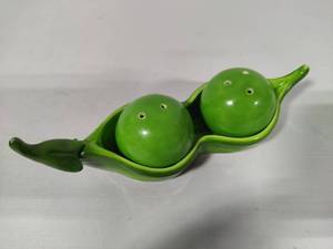 lot 75 image: Fitz & Floyd Two Peas in a Pod Salt & Pepper Shakers