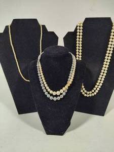 lot 74 image: Grandmas Classy Pearls