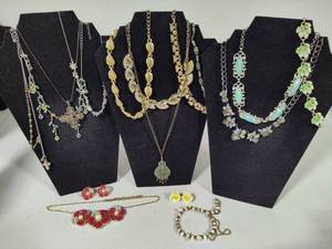 lot 115 image: Assorted Vintage Look Jewelry