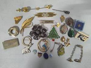 lot 117 image: Assortment of Misc Pins, Brooches, Clips, Etc.