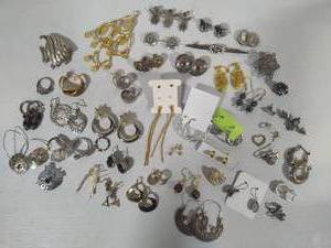 lot 118 image: Lot of Assorted Earrings, Pins, Brooches, Pendants, Etc