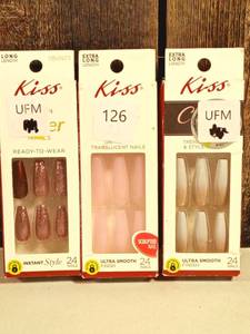 lot 126 image: Kiss - Glue on Nails  (set of 3)