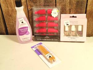 lot 134 image: Nail Set (polish, remover)
