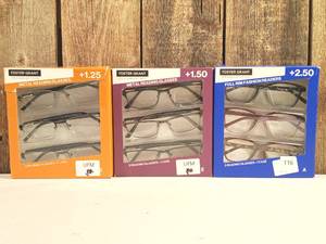 lot 116 image: Foster Grant Design Optics Reading Glasses