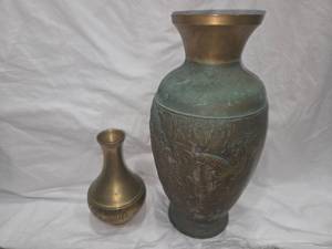 lot 255 image: 2 Bronaze Vases