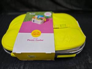 lot 3 image: 30 can picnic Cooler