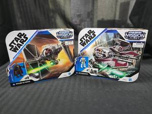 lot 6 image: 2 Star Wars Toys