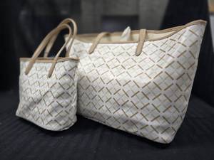lot 18 image: 2 purse Bags white and gold