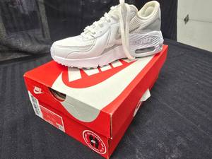 lot 39 image: New Nike Air Max Excee White Size 5