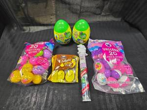 lot 52 image: Unicorn 20 Candy Filled Eggs Marshmallow Eggs Kisses