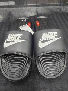 lot 88 image: New Nike Victori Black White Slide Size 11