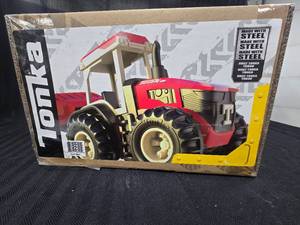 lot 100 image: New Tonka Tractor Made with steel