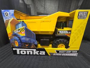 lot 104 image: New Tonka Dump Truck