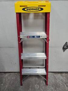 lot 117 image: New 4 Werner Fiberglass Ladder 225lb