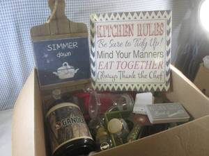 lot 135 image: (BR1) Big Box of Assorted Kitchen I...