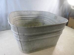 lot 18 image: (EC1) Vintage Galvanized Metal Squa...