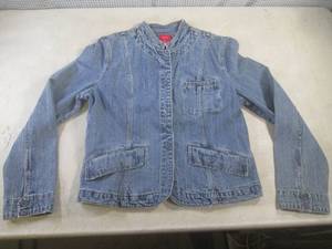 lot 20 image: (BR1) Mossimo Denim Jacket Size XL...