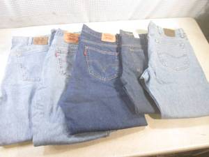 lot 32 image: (CSB) 5 Pairs of Jeans - Wrangler B...
