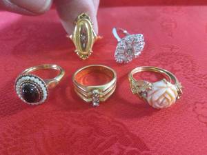 lot 62 image: (CNTR) 5 Avon Rings...