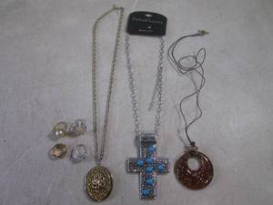 lot 64 image: (CNTR) 4 Rings and 3 Necklaces  1 ...
