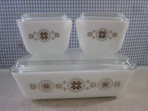 lot 66 image: (BS) Vintage Pyrex 3pc Town & Count...