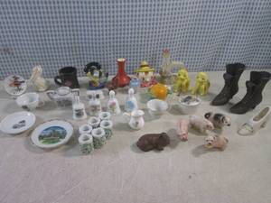 lot 73 image: (EC1) Assortment of Vintage Ceramic...