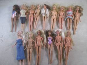 lot 104 image: (EW4) Assorted Barbie Dolls...