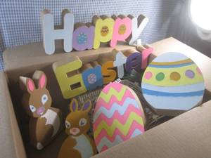 lot 106 image: (EW4) Box of Easter Decor...