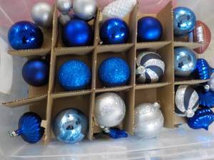 lot 133 image: Tote of Holiday Dcor...