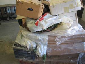 lot 212 image: Pallet of assorted home and seasona...