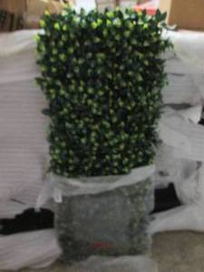 lot 260 image: Artificial green privacy panel 48 x...