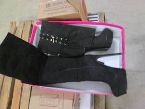 lot 275 image: Size 8 ladies boots...