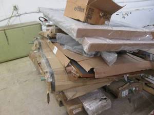 lot 278 image: Pallet of assorted bed and other it...