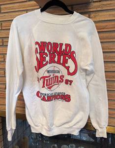 lot 593R image: B - Minnesota Twins World Series Champions Sweatshirt 1987